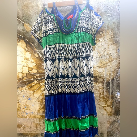 Lovely Geometric print dress in contrast Colors! With embroidered neck !!! - Picture 2 of 4